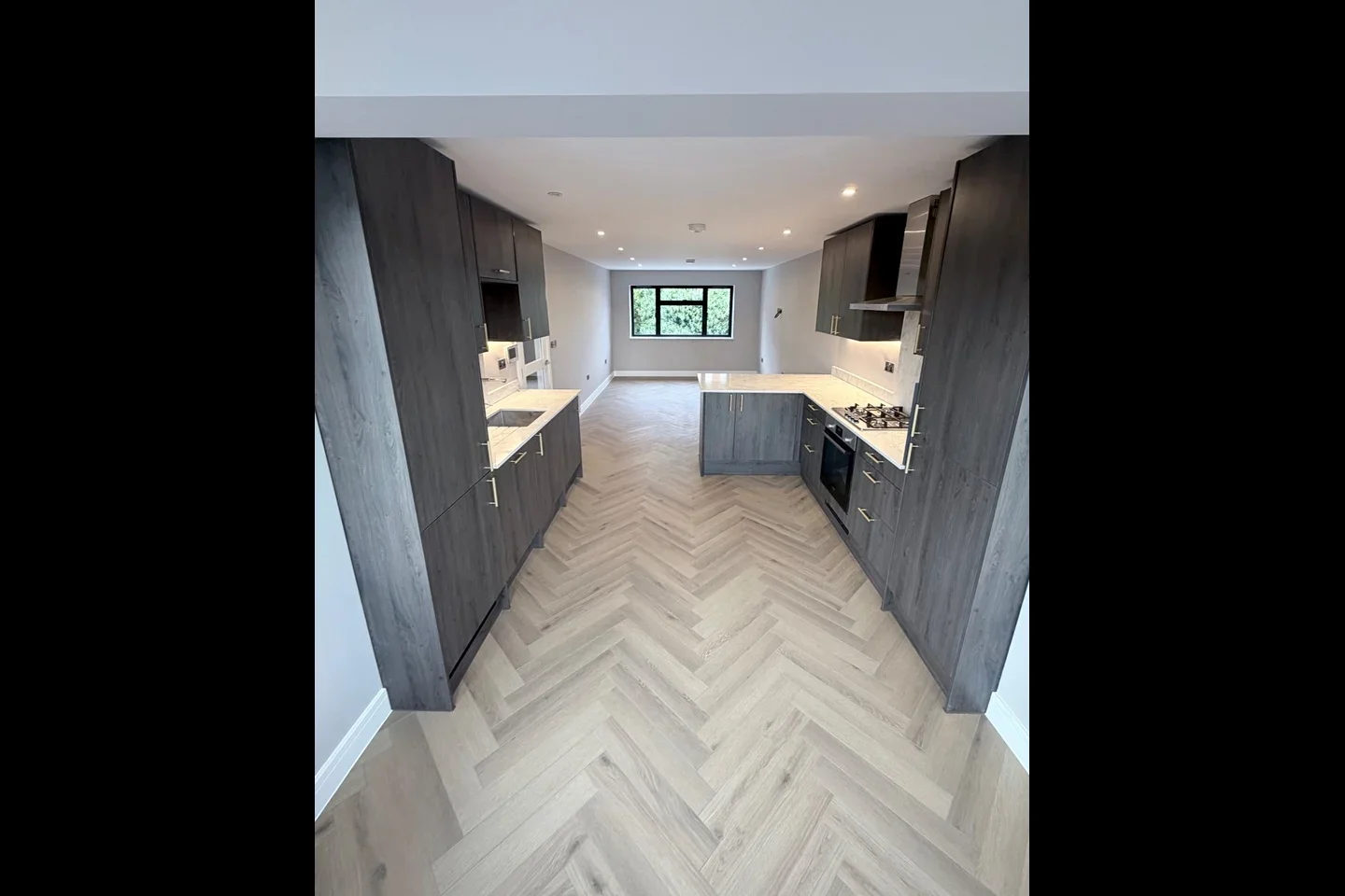 Flat Park Avenue North in Greater London
