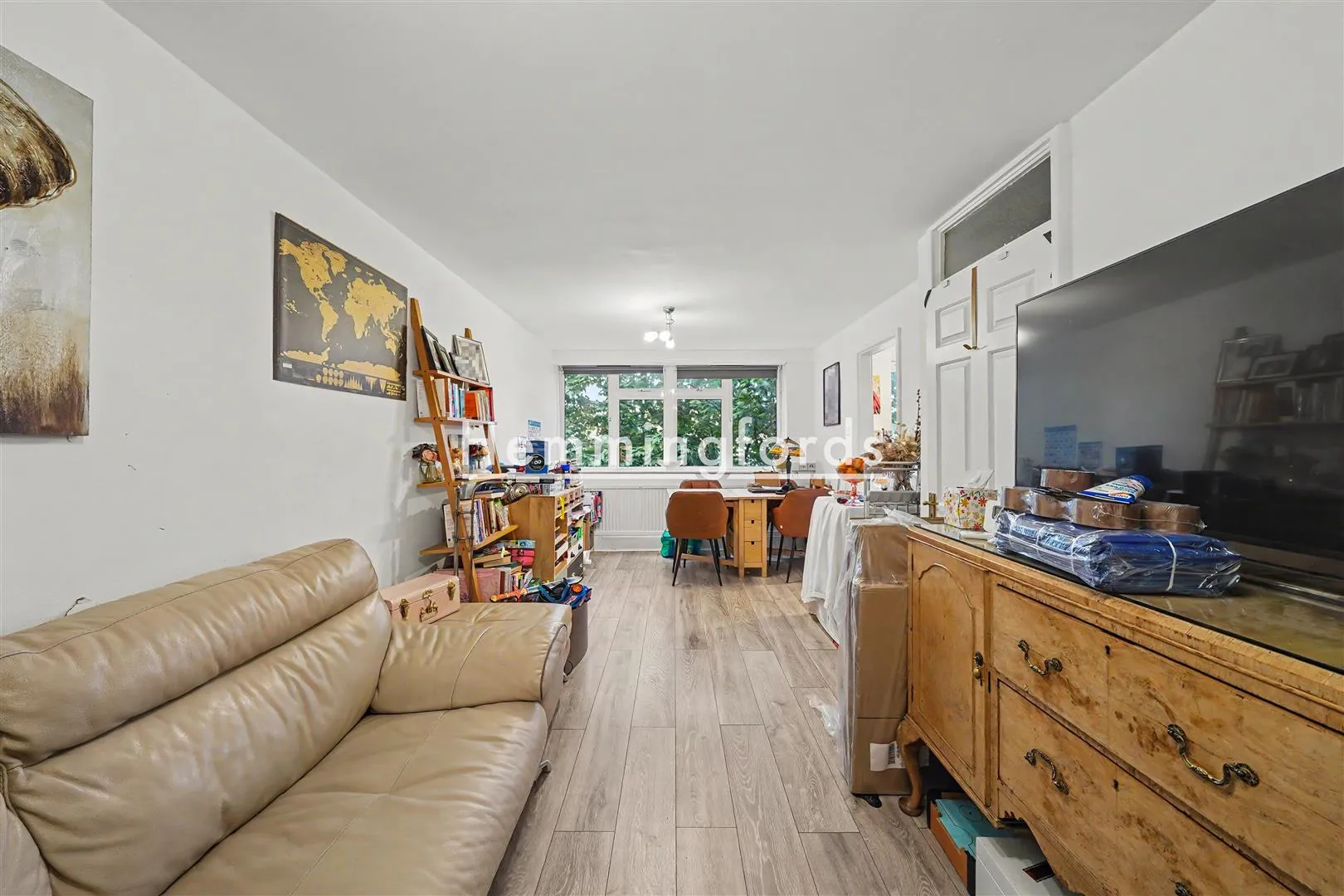 Flat Thornley Close in Greater London