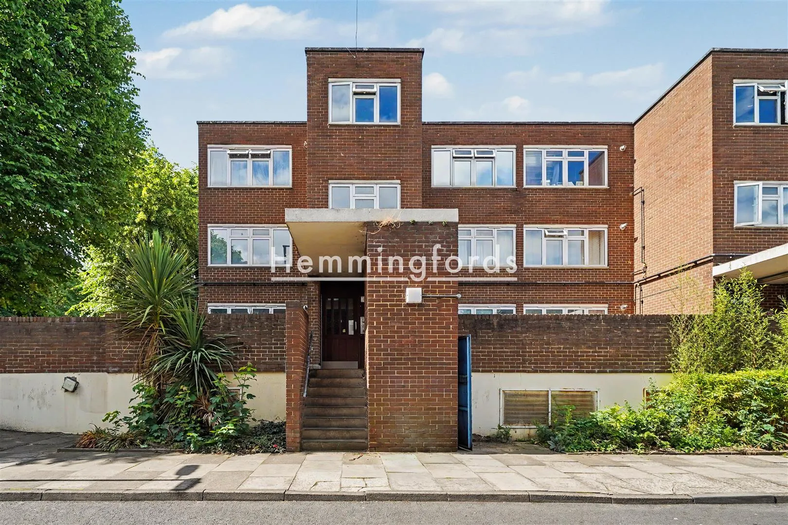 Flat Thornley Close in Greater London