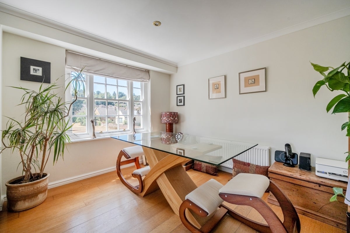 Flat Fairmile Court in South Oxfordshire
