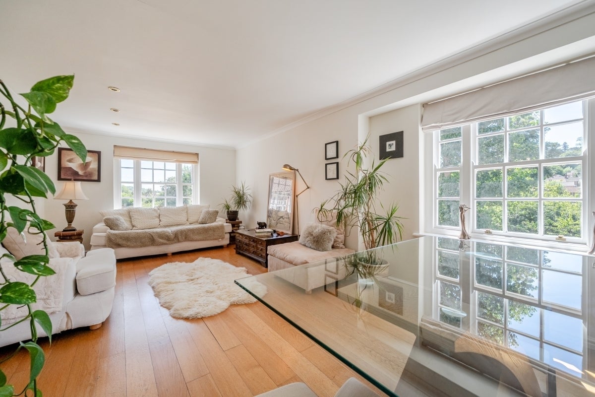 Flat Fairmile Court in South Oxfordshire