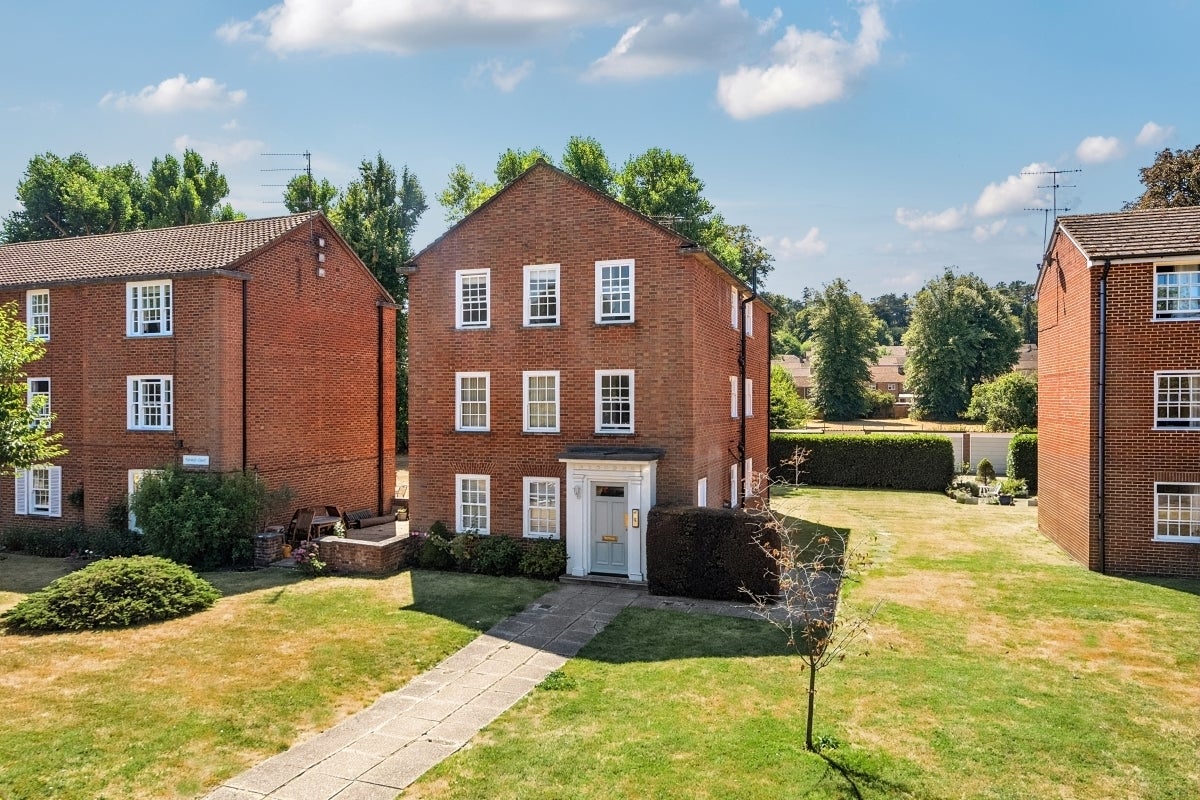 Flat Fairmile Court in South Oxfordshire