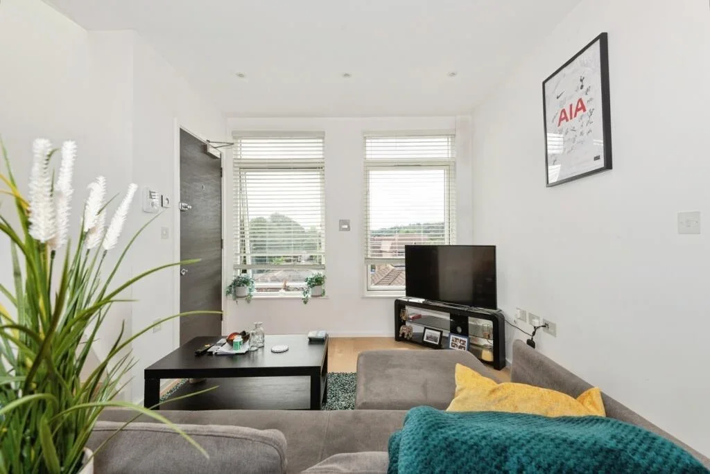 Flat Purley Road in Greater London
