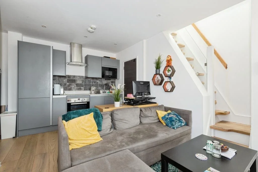 Flat Purley Road in Greater London