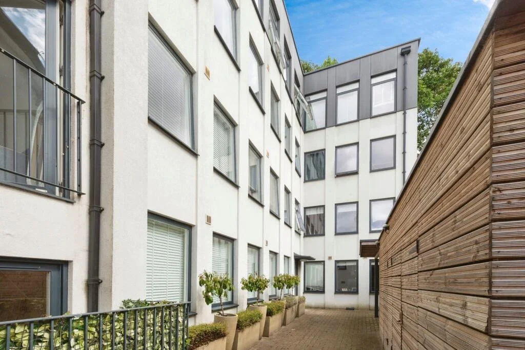 Flat Purley Road in Greater London