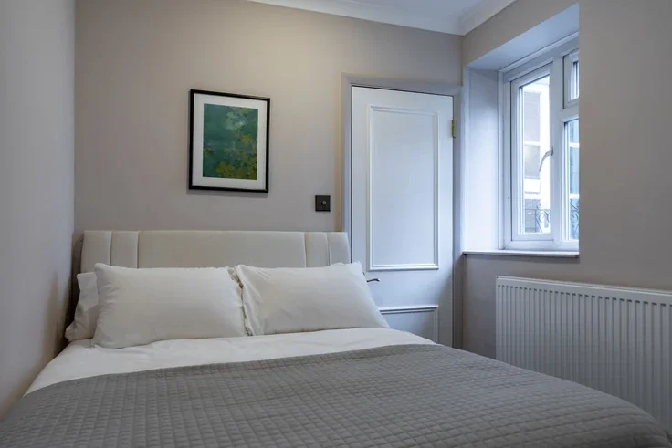 Flat Holland Road in Greater London