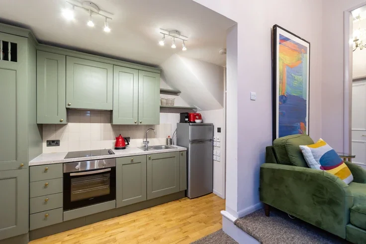 Flat Holland Road in Greater London