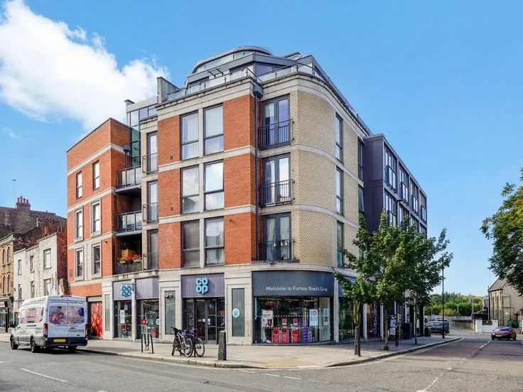 Flat Highgate Road in Greater London