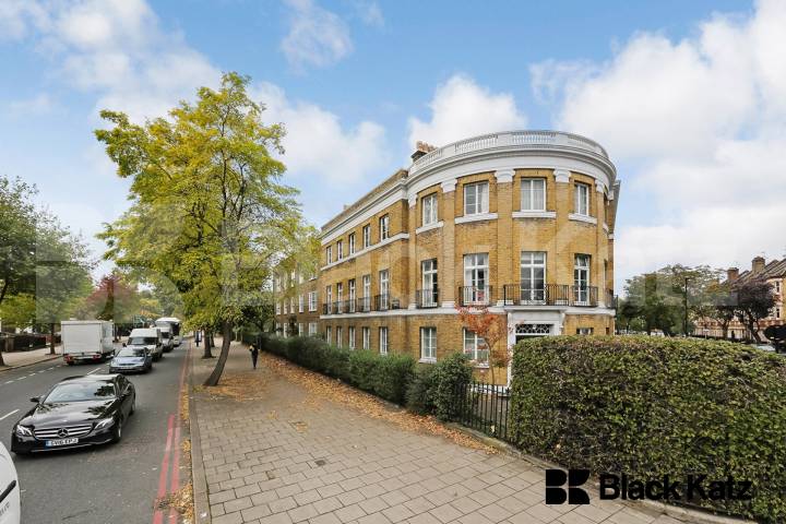 Flat Borough High Street in Greater London
