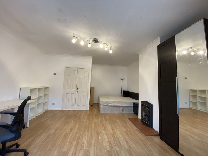 Room Barnfield Place in Greater London