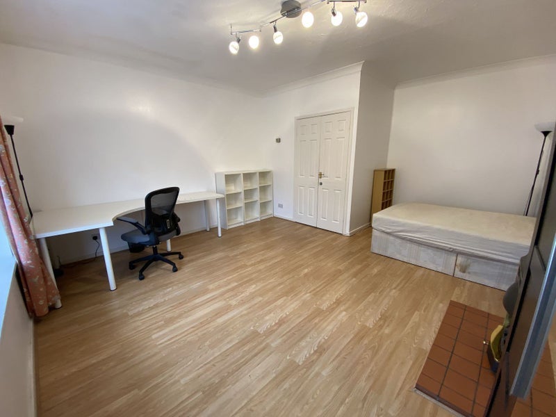 Room Barnfield Place in Greater London