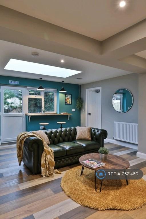 Room Croft Avenue in Cherwell District