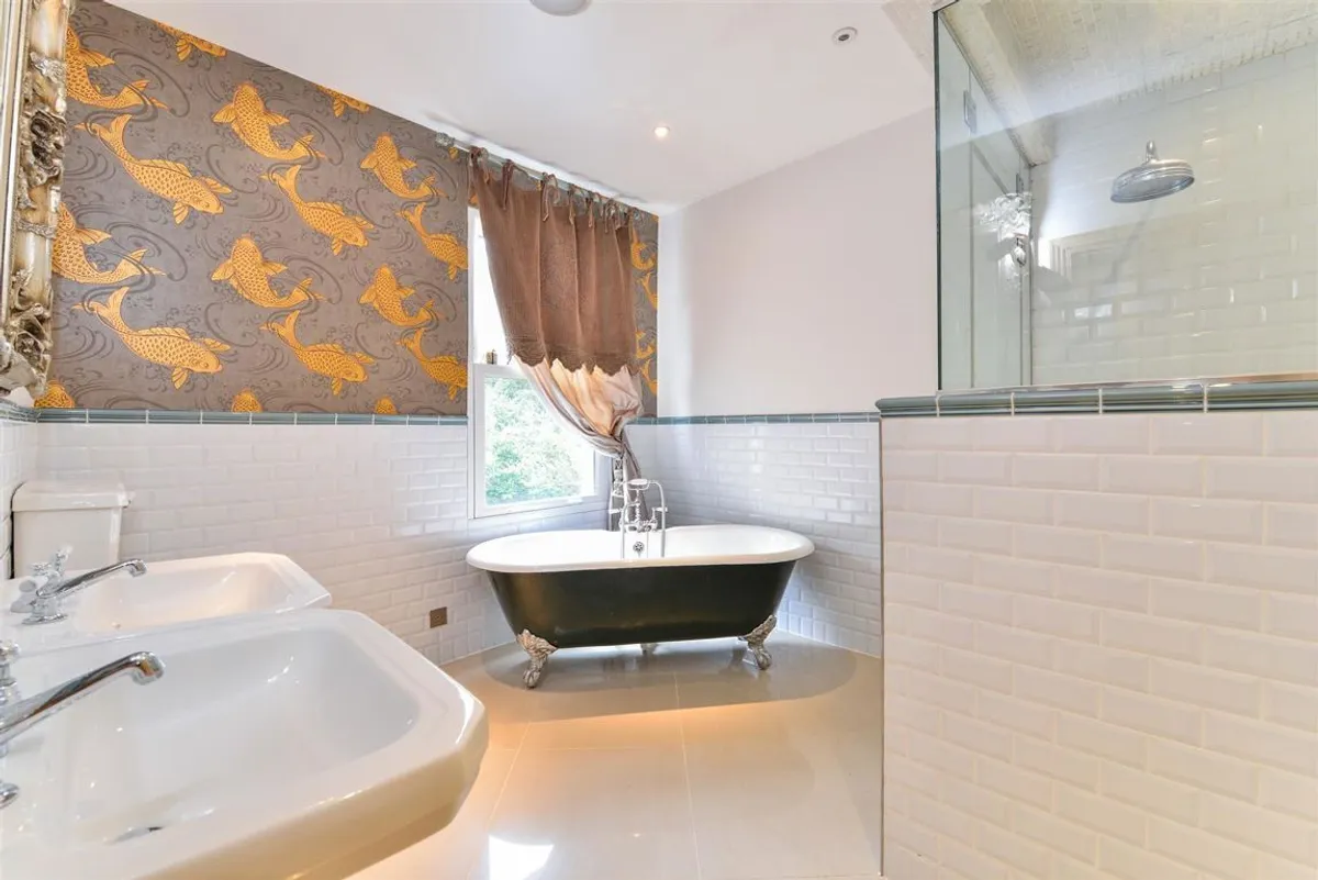 Flat Thornbury Road in Greater London