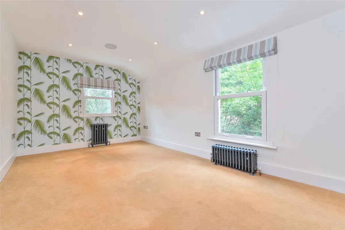 Flat Thornbury Road in Greater London