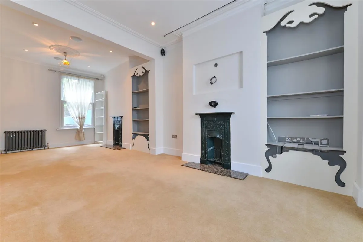 Flat Thornbury Road in Greater London