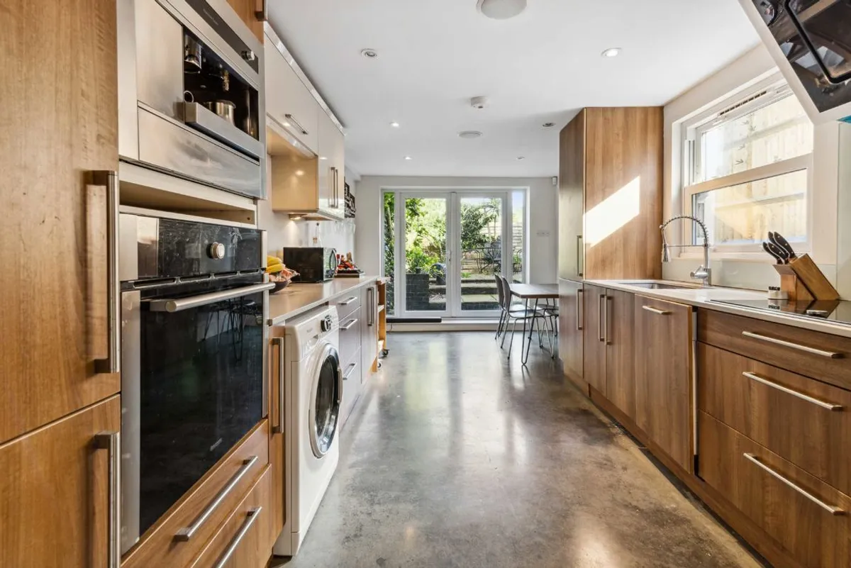 Flat Thornbury Road in Greater London