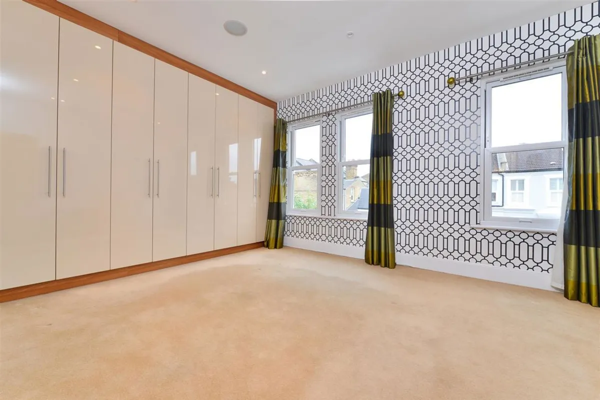 Flat Thornbury Road in Greater London