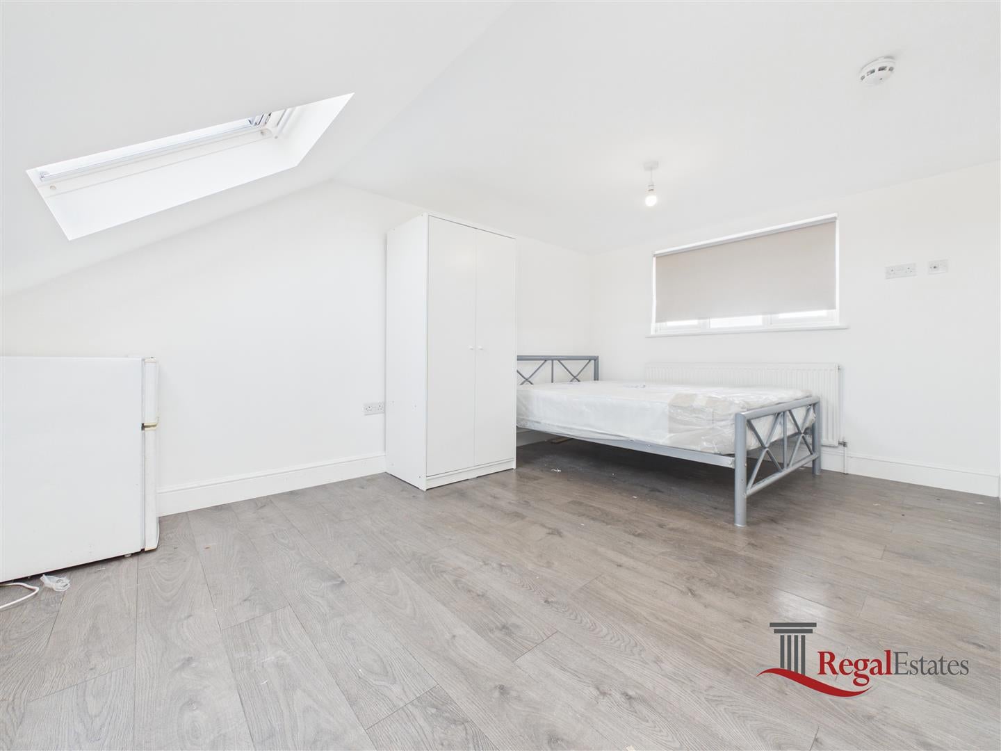 Room Reynolds Drive in Greater London
