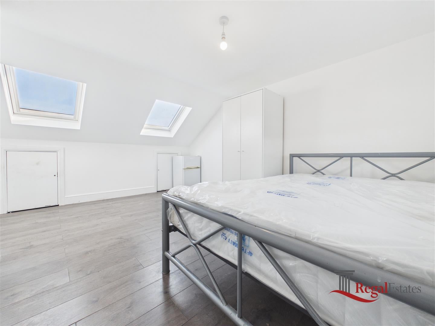 Room Reynolds Drive in Greater London