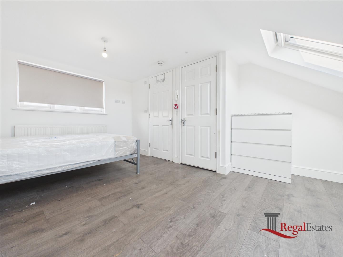 Room Reynolds Drive in Greater London