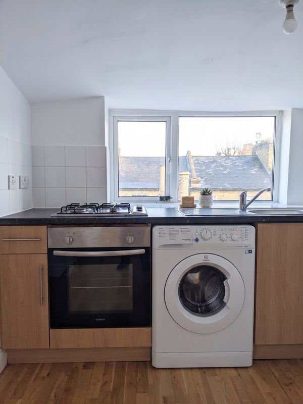 Flat Colvestone Crescent in Greater London