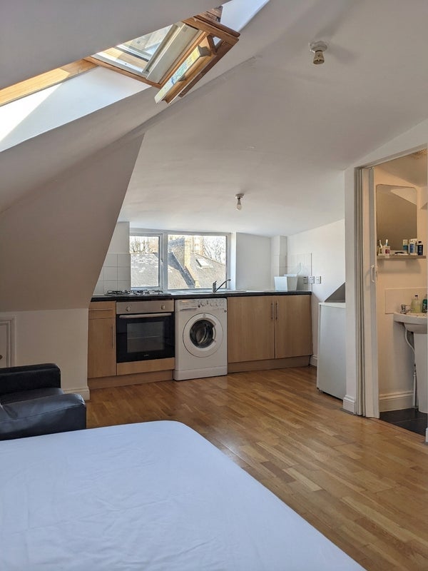 Flat Colvestone Crescent in Greater London