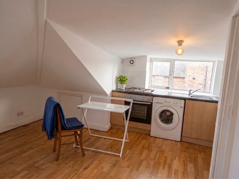 Flat Colvestone Crescent in Greater London