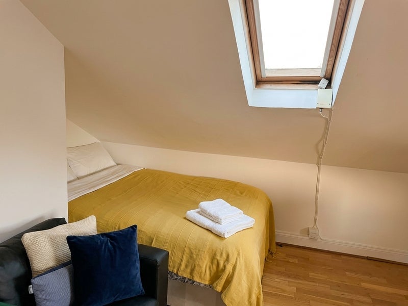 Flat Colvestone Crescent in Greater London