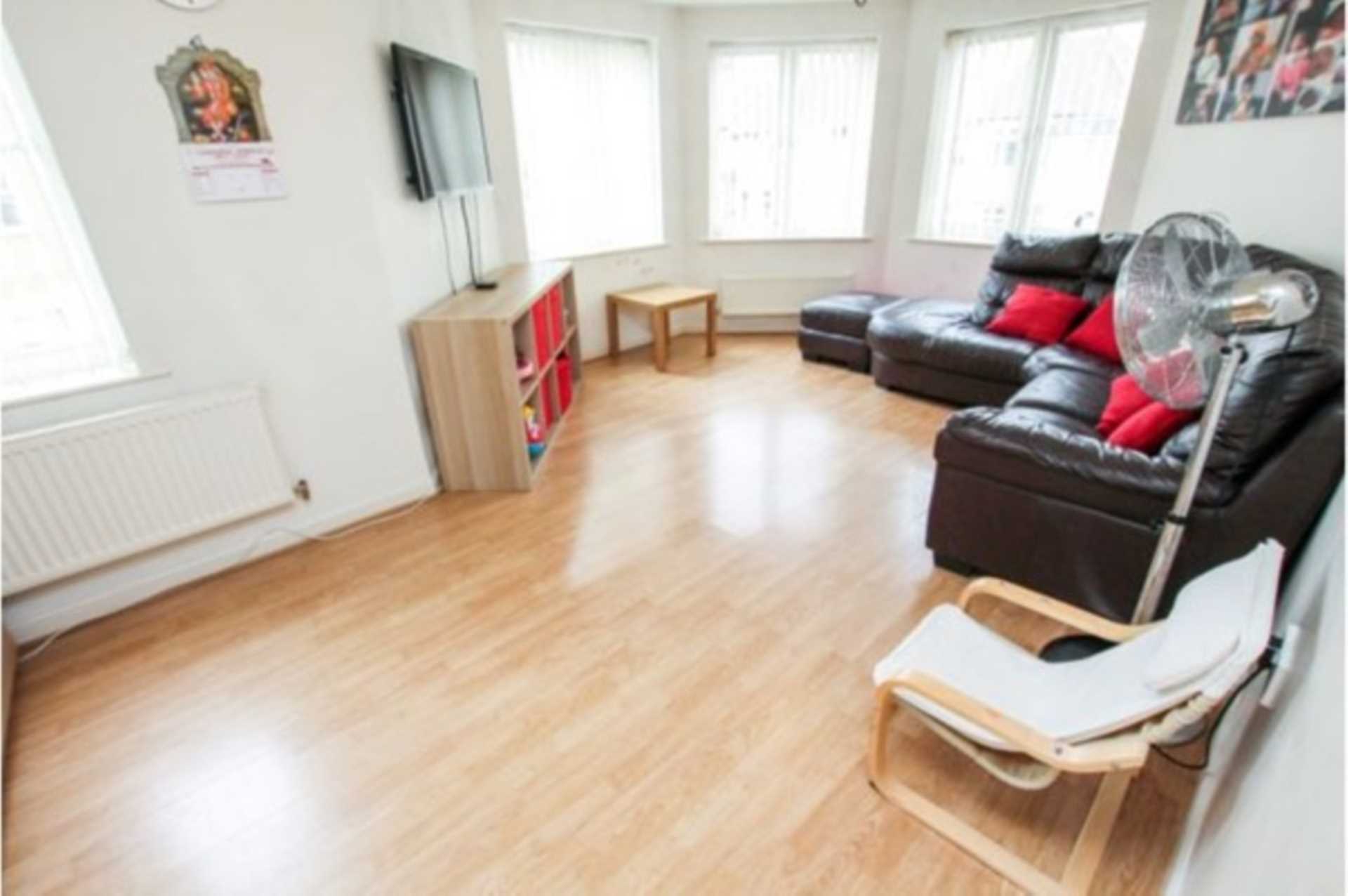 Flat Sherman Gardens in Greater London