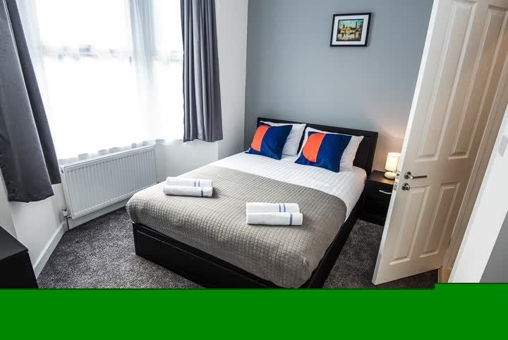 Room Leeds Street in Greater London