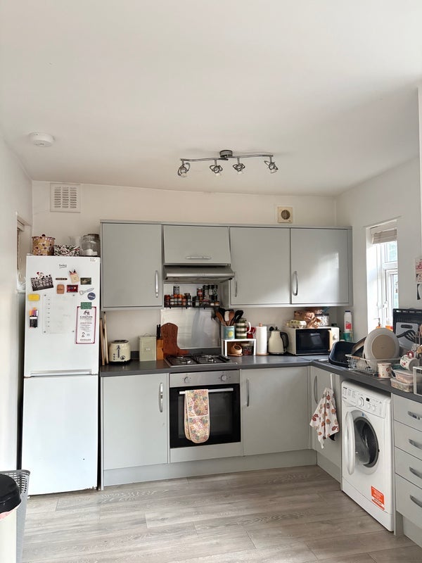 Flat Carnarvon Road in Greater London