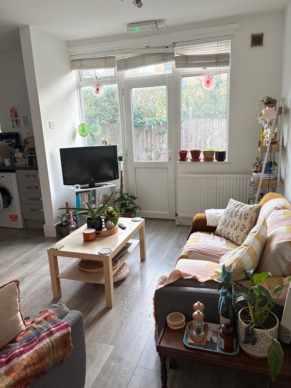 Flat Carnarvon Road in Greater London