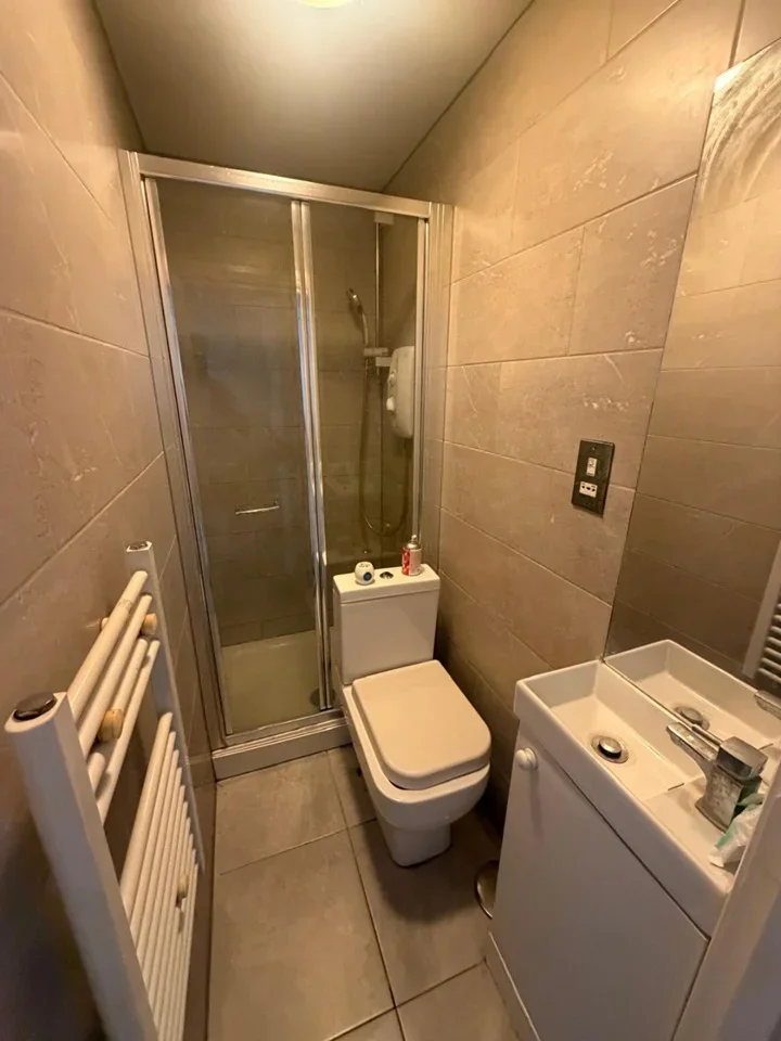 Room Graham Road in Greater London