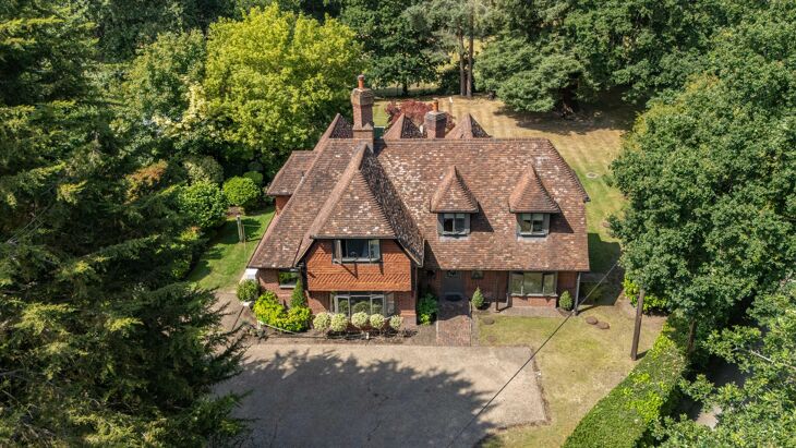 House Redhill Road in Elmbridge