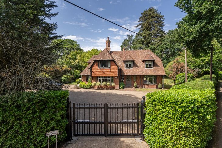 House Redhill Road in Elmbridge