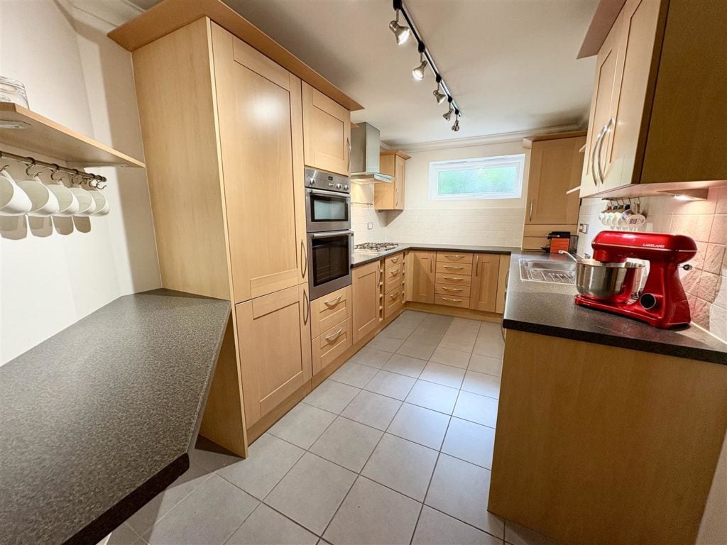 Flat Aldridge Road in Ferndown