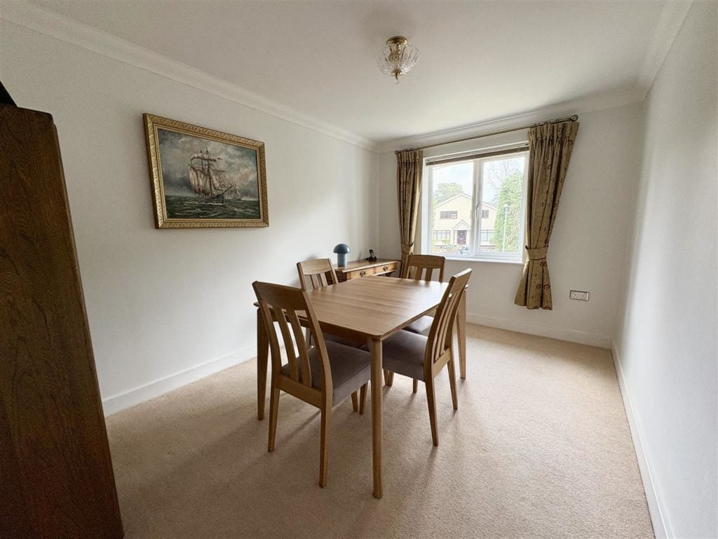 Flat Aldridge Road in Ferndown