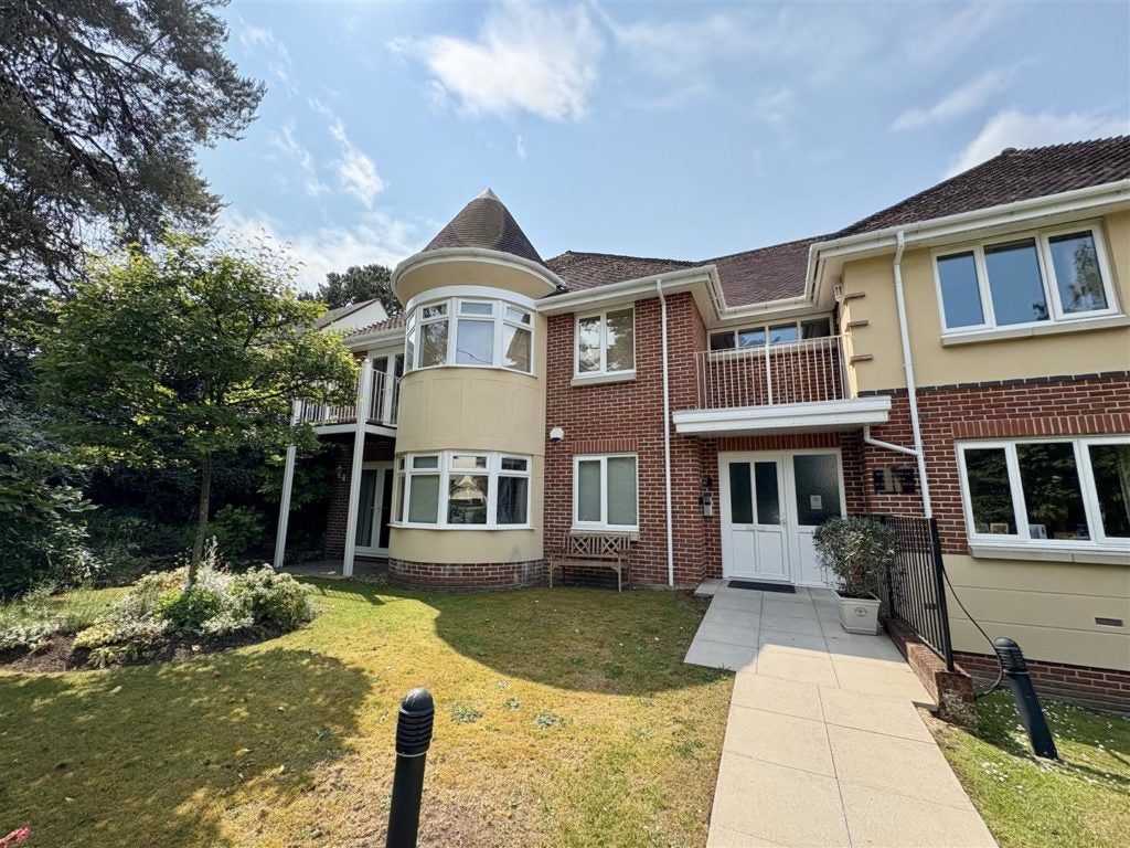 Flat Aldridge Road in Ferndown