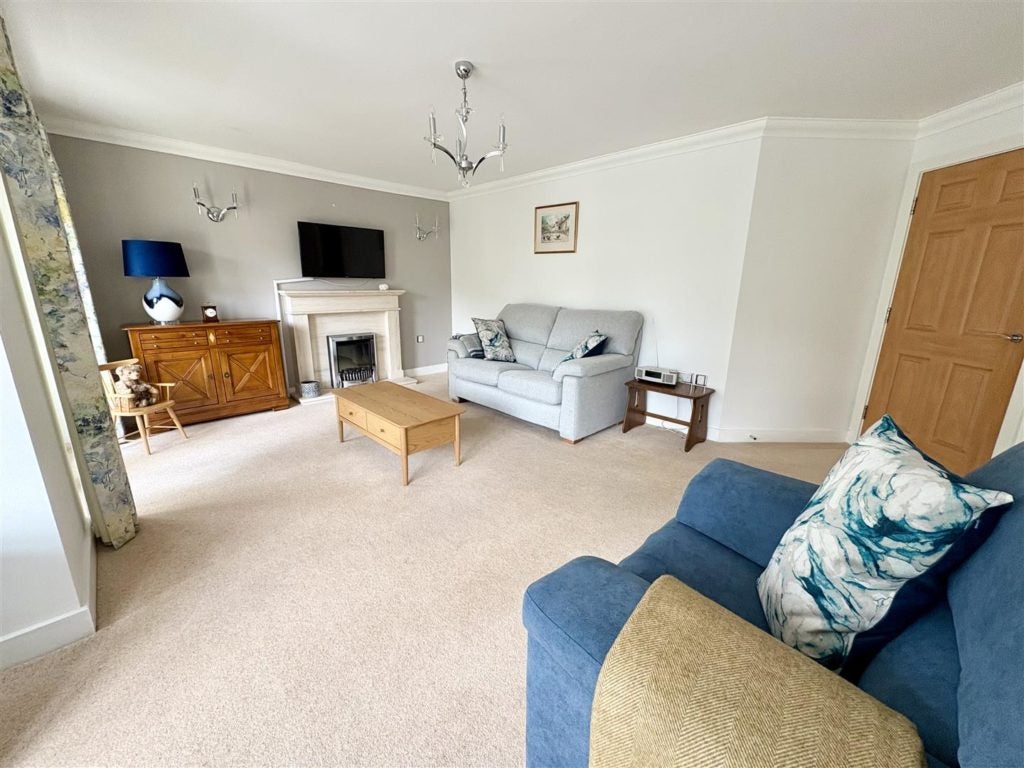 Flat Aldridge Road in Ferndown