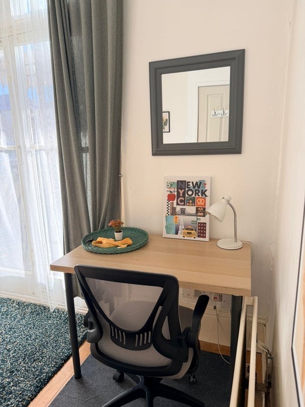 Room Hampton Road in Greater London