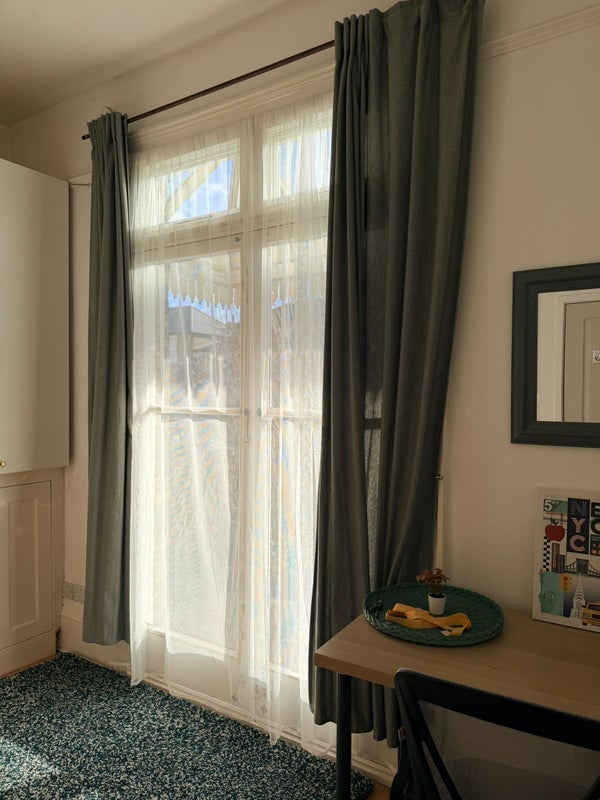 Room Hampton Road in Greater London