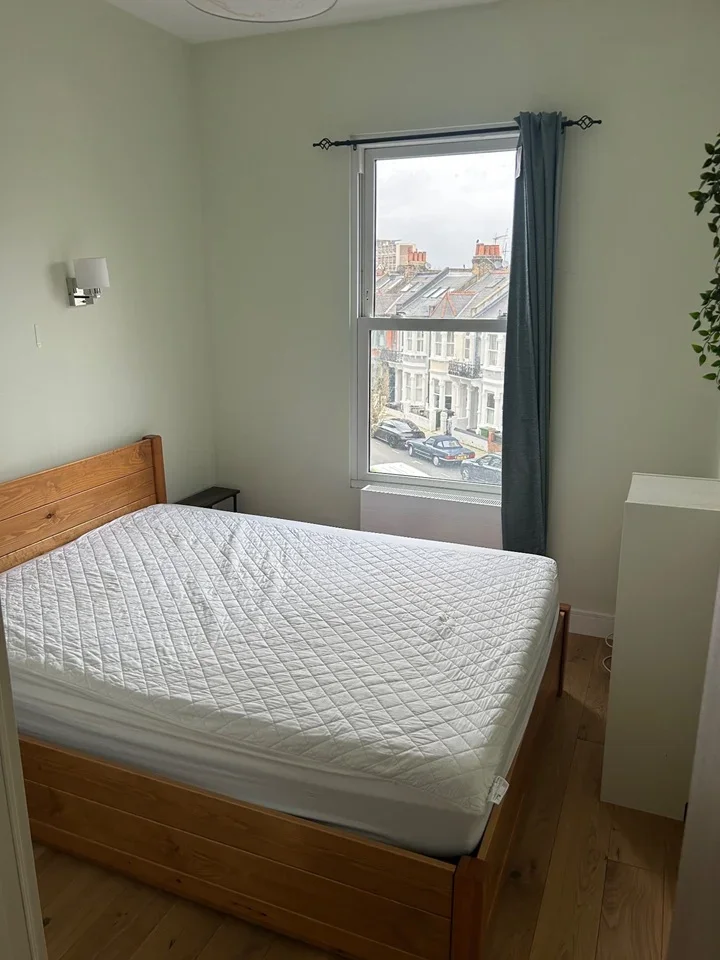 Flat Dawes Road in Greater London