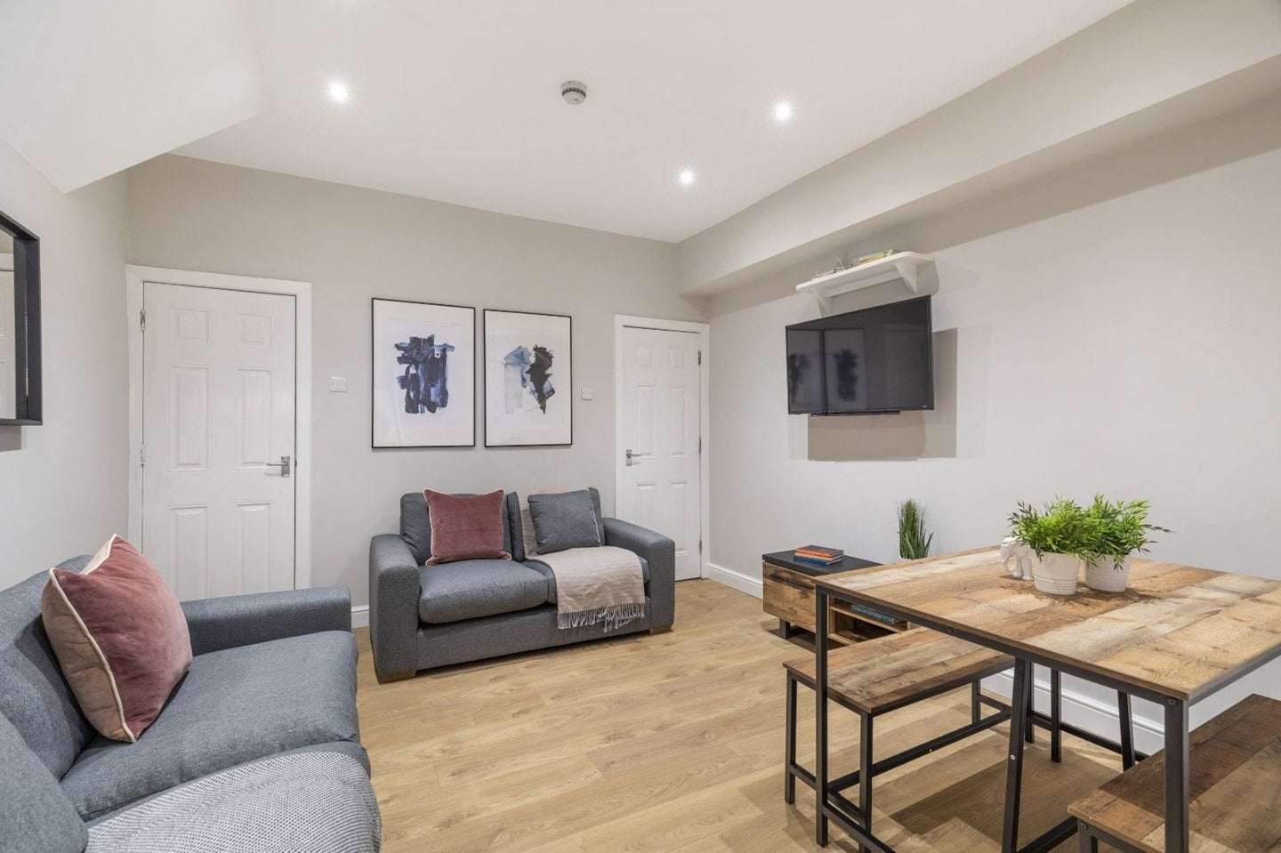 Flat Eaton Road in Greater London