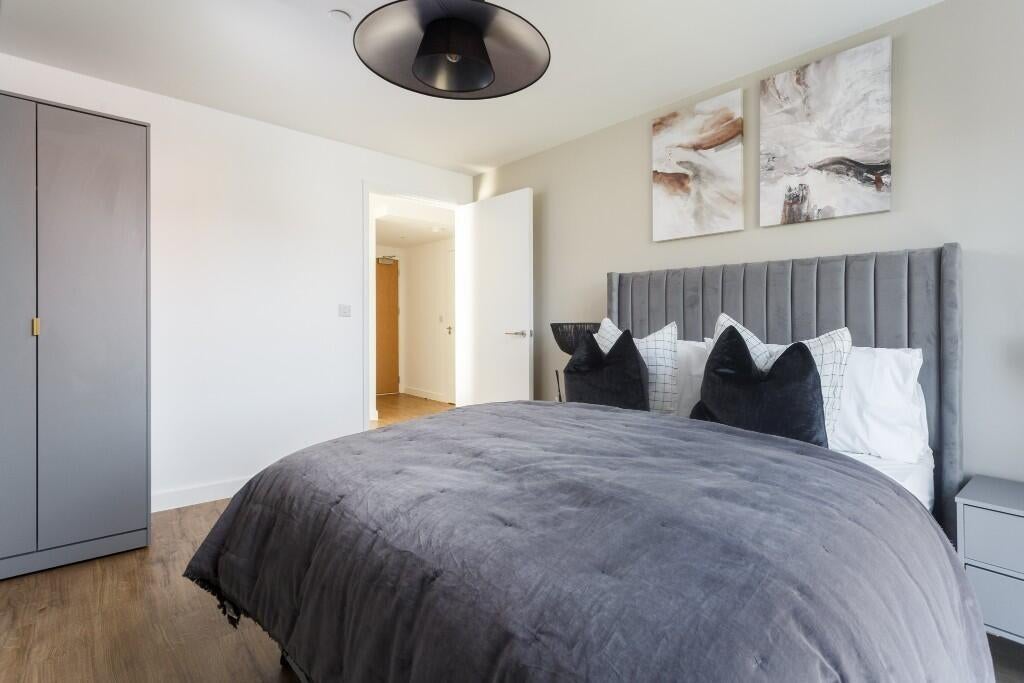 Flat Eaton Road in Greater London