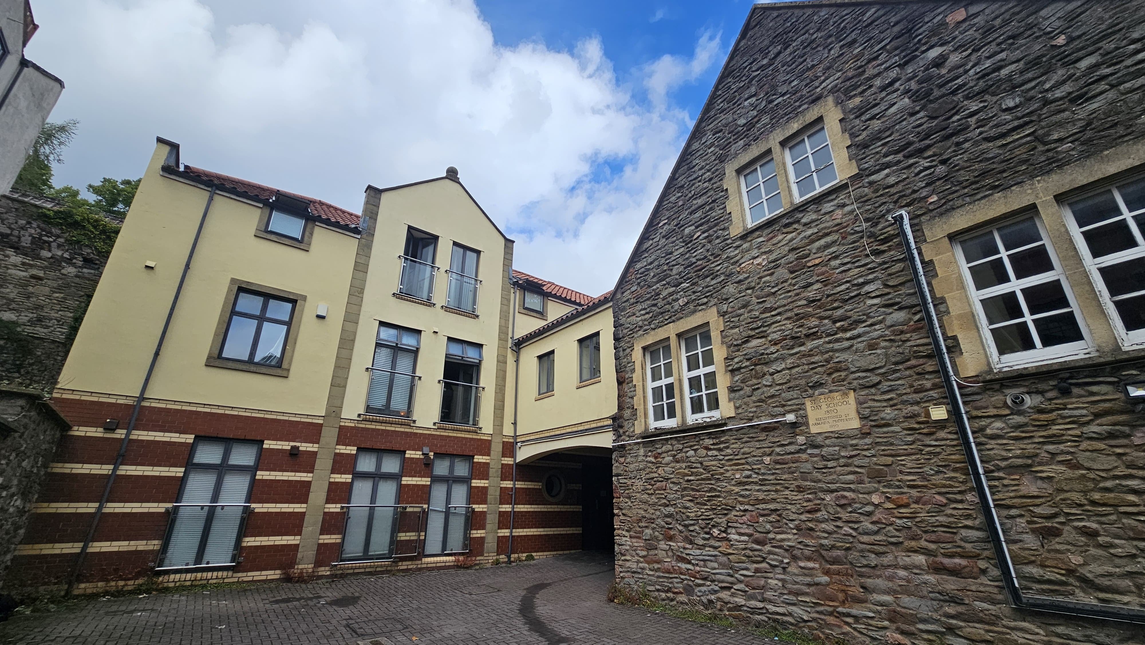 Flat Saint George's Court in Bristol