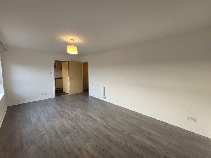 Flat Whitehill Place in Glasgow