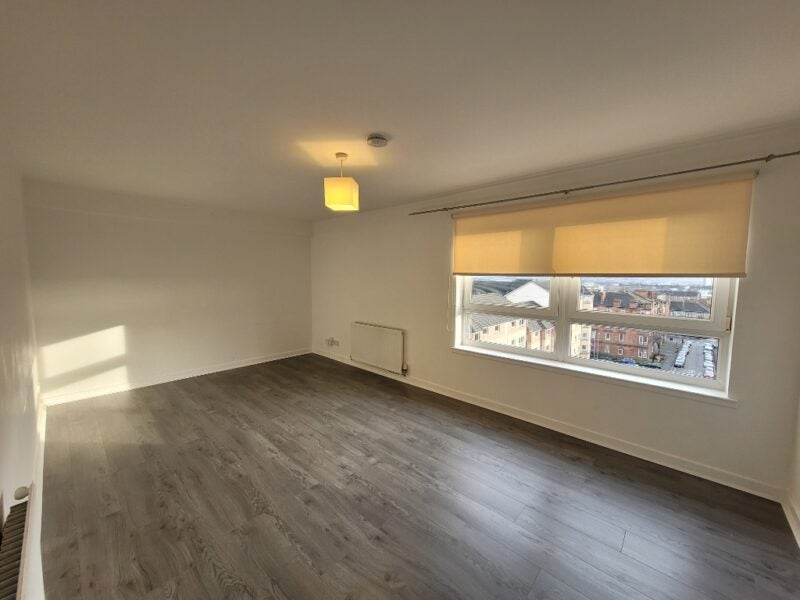 Flat Whitehill Place in Glasgow