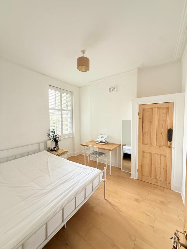 Room Cologne Road in Greater London