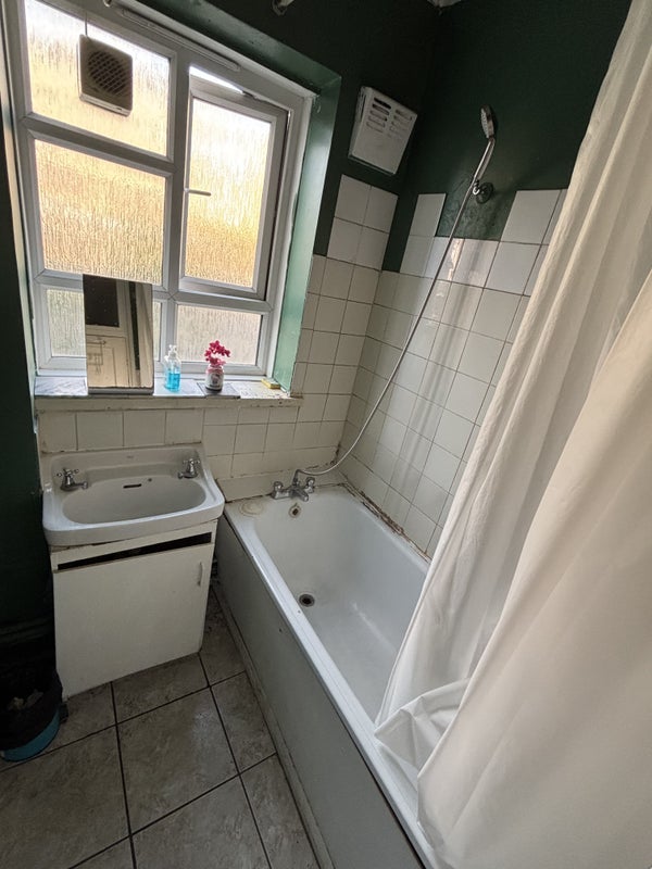 Room New North Road in Greater London