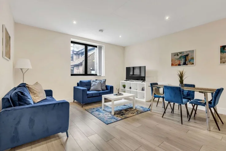 Flat Ewell Road in Greater London